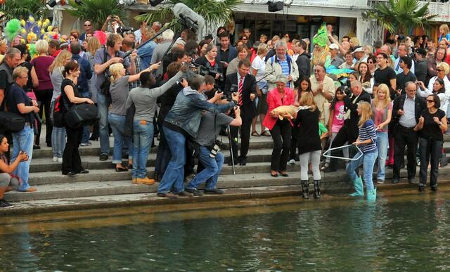 Der goldene Karpfen wird an Land gezogen und damit das Maschseefest eröffnet.