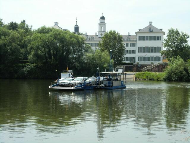 Mainquerung per Fähre bei Offenbach.