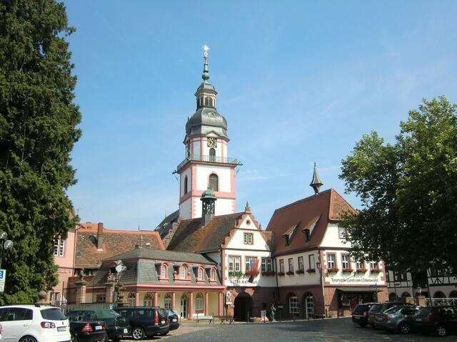 Erbachs Rathaus und Stadtkirche: Der Ort liegt im schön zu radelnden Mümlingtal.