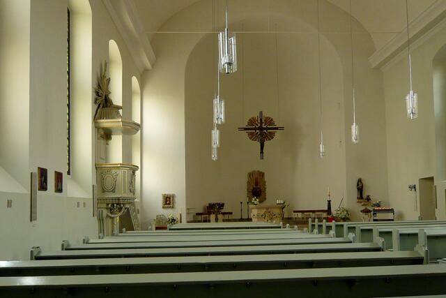 Die Kirche wurde zu Beginn der 1960er Jahre grundlegend renoviert. 1985 erfolgte eine Erweiterung nach Osten, und der Altarraum erhielt eine Unterkirche. Die Ausstattung (Altar, Kreuz, Tabernakel, Ambo) stammt vom Bildhauer Paul Brandenburg.