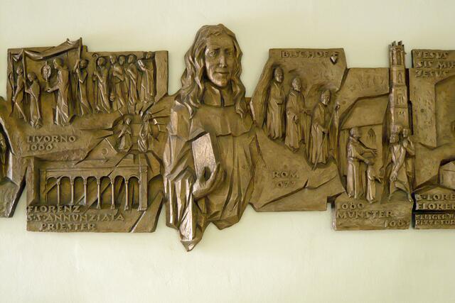 Das Niels-Stensen-Relief gestaltete der Bildhauer Paul Brandenburg.