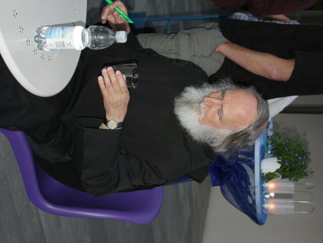 Anselm Grün trinkt das Wasser der Wasserkirche.