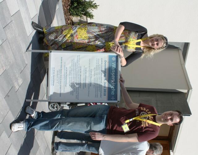 Das Oberurseler Hessentagspaar stattet der Wasserkirche einen Besuch ab.