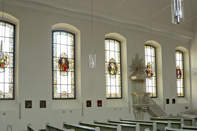 In den Kirchenfenstern der Propsteikirche sind Heilige und Märtyrer der christlichen Zeit dargestellt.