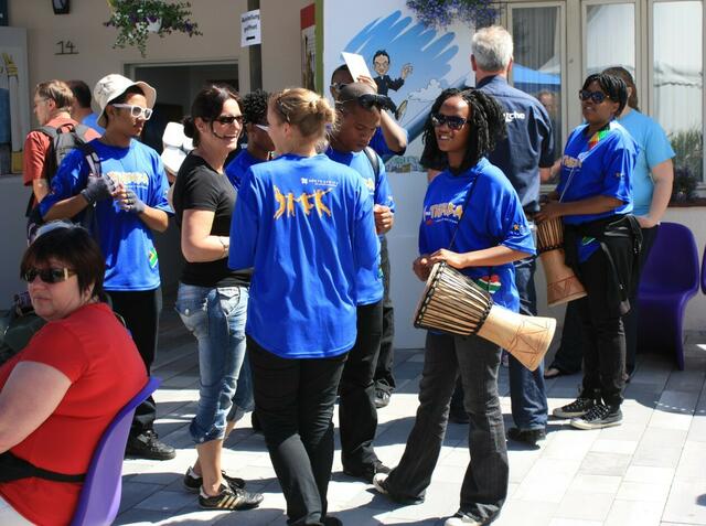 i-Themba besucht die Kirche.