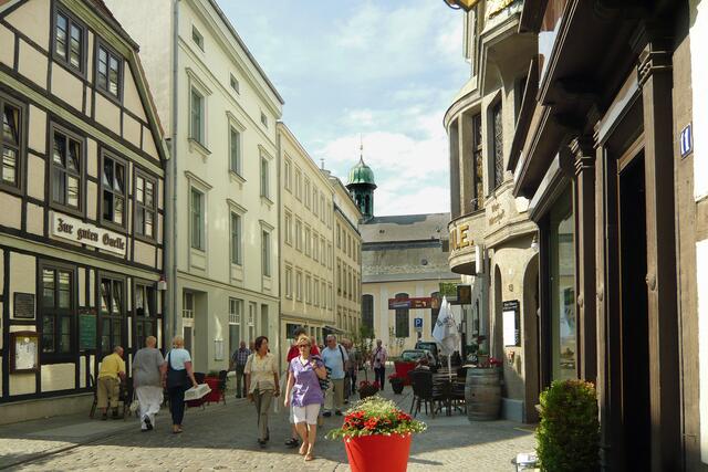 Vom Markt führt die Schusterstraße zur katholischen Propsteikirche (Hintergrund), die sich an der Schlossstraße befindet.