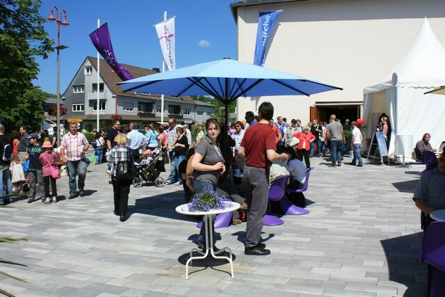 Gegen 15 Uhr ist der Kirchplatz sehr belebt.