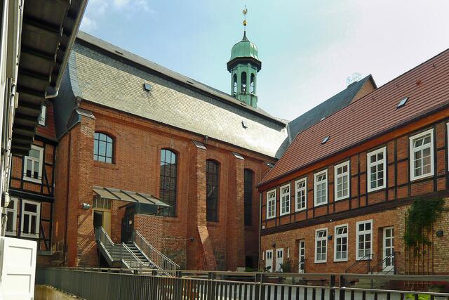 Der Eingang der Propsteikirche, die 1795 geweiht wurde, befindet sich allerdings an der Klosterstraße.