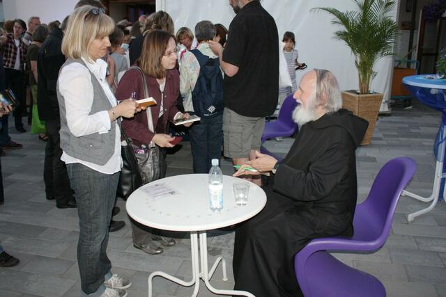 Anselm Grün gibt Autogramme.