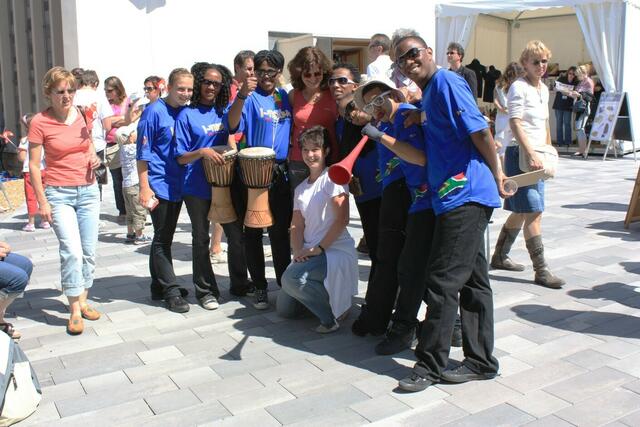 i-Themba vor der Kirche