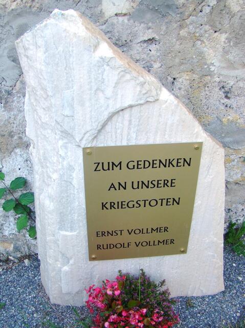 Eine Blechtafel für Ernst und Rudolf Vollmer.