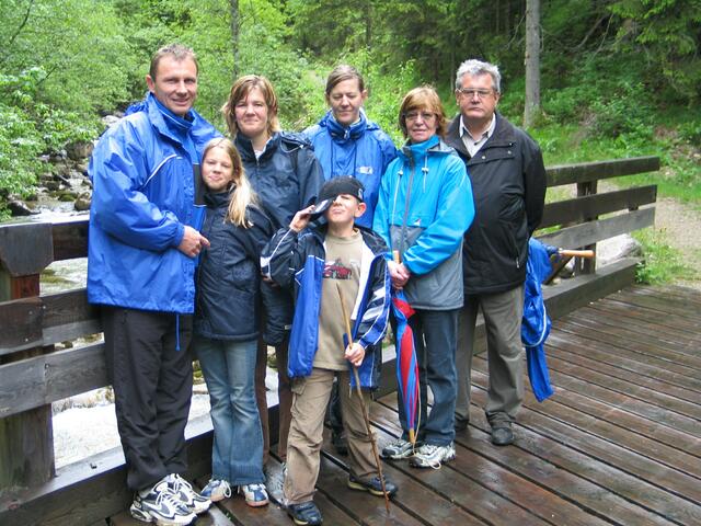 Kurt Aue (re.) mit Frau Helga (2.v.r.) mit Kindern und Enkelkindern auf Wanderschaft in Bayrisch Zell | Foto: Kurt Aue