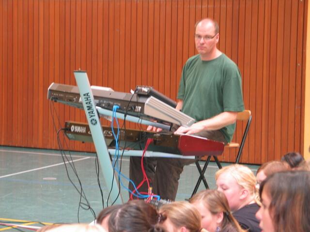 Der Musiker Fred Brunner am Keyboard.