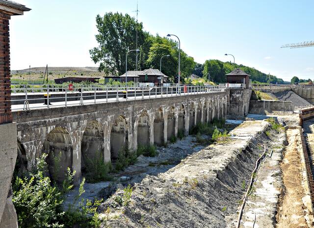 Links die alte Schleusenmauer, rechts entsteht die neue Schleusenkammer