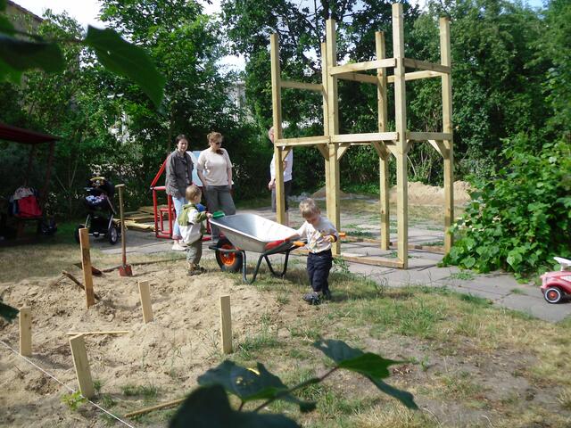 das Spielturmgerüst ist fertig . . .