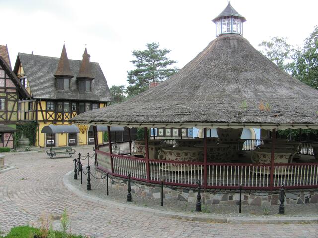 geschlossenes Heide Dorf mit Tassenkarusell