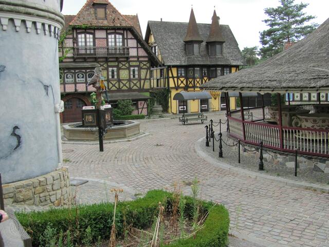 geschlossenes Heide Dorf mit Tassenkarusell
