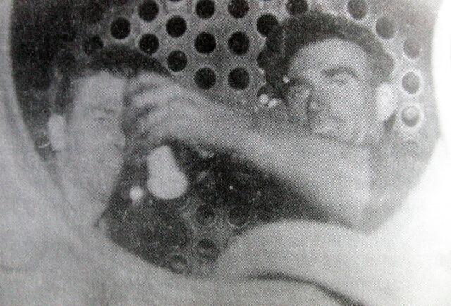 Otto Pätz (li.) und Johannes Cibis wechseln 1956 die Feuerbüchsen der Lok