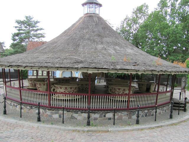 geschlossenes Heide Dorf mit Tassenkarusell