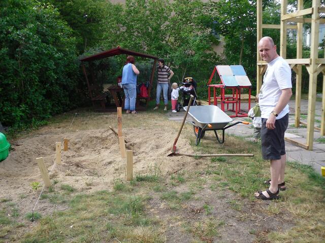 der Beginn der Baumaßnahme "Spielturm" . . .