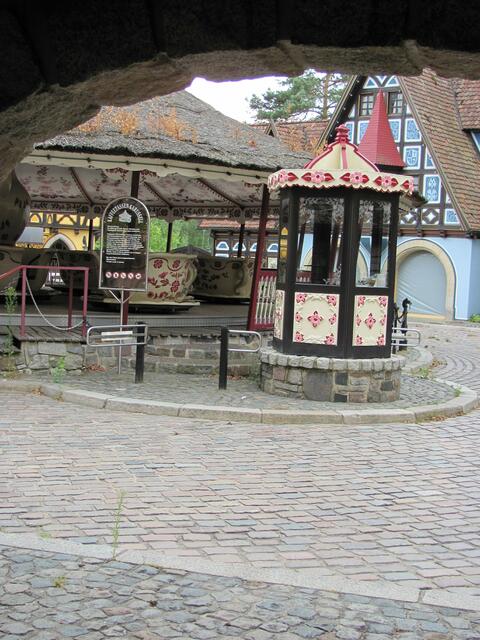 geschlossenes Heide Dorf mit Tassenkarusell