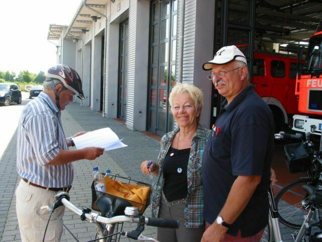 Fahrradkontrolle im Hof der Feuerwache Gersthofen (v.lks): Wilhelm Baumeister, Anita Haberzettl, Wolfgang Franz (Prüfer)