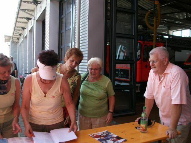 Organisator Erwin Fath (r.) beobachtet amüsiert die Suche nach Antworten zu den Fragen zur örtlichen Feuerwehr