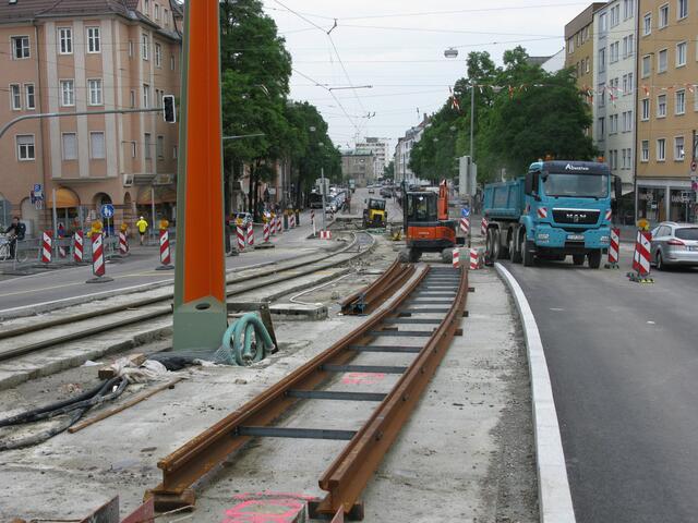Beide Strassenseiten sind jetzt befahrbar.