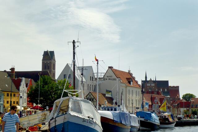 Der Gebäudekomplex der Hotelanlage (Bildmitte) fügt sich hervorragend in Wismars Stadtbild ein (links Marienkirchturm, rechts Georgenkirche, ganz links Häuserzeile "Am Lohberg", vorn Alter Hafen).
