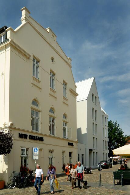 Zwei Giebel des Hotelkomplexes zeigen zur Straße "Am Lohberg".