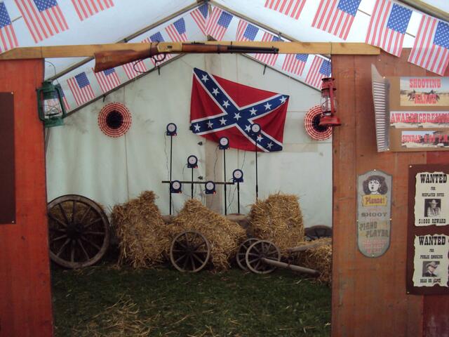 im Westernlook dekorierter Lichtschießstand