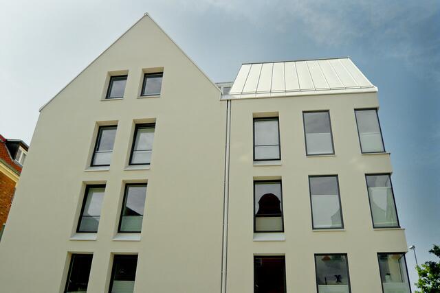 Die Fassade des Neubaus ist sehr schlicht gegliedert, nur Fenster- und Türöffnungen bestimmen das Erscheinungsbild.