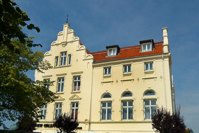 Der Altbau mit seinen Neorenaissancegiebeln besitzt wesentliche Bedeutung in der Stadtansicht.