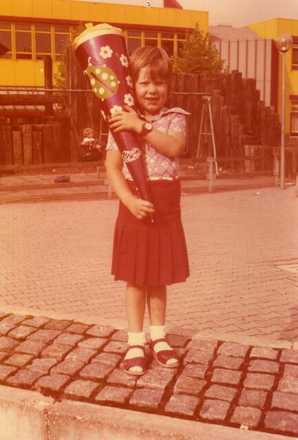 Stefanie (Steffi) aus Hannover vor der IGS Roderbruch, 1979. Nicht weit entfernt (MHH) hat sie später promoviert und wurde habilitiert.