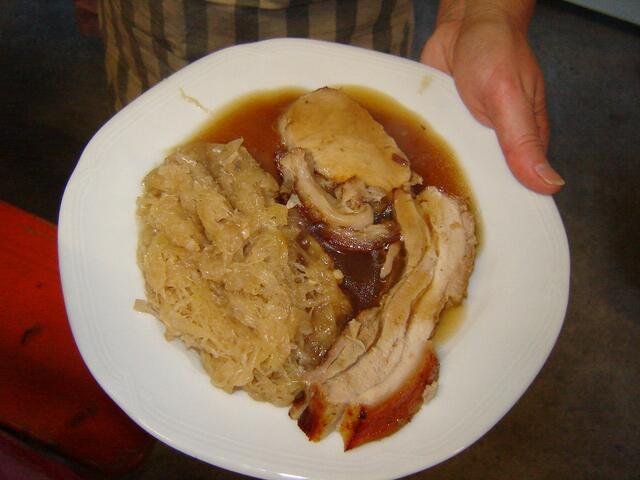 ..Spanferkelbraten mit Sauerkraut, dazu gab es noch ein Salzspitzel