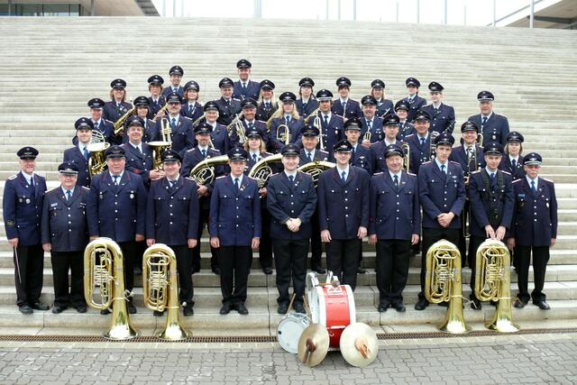 Nach einer Probe auf der Treppe zur Expo-Plaza: Das Orchester des Feuerwehrverbandes Region Hannover mit Dirigent Dieter Hoffmann (vordere Reihe, von links) und Regionsstabführer Rüdiger Finze.