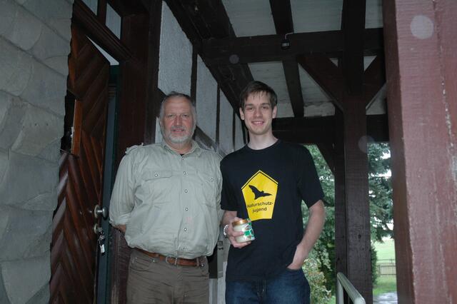 Förster Heinrich Engelhard und Medizinstudent Mateusz Marciniak am Forsthaus Karlsburg