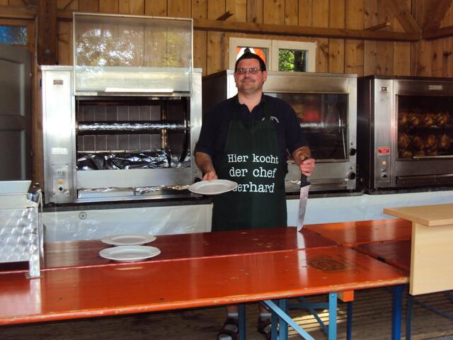 .. unser Vorstand Gerhard bei seiner Arbeit am Hähnchengrill