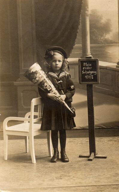 Das Foto ruft bei dem Betrachter Traurigkeit hervor. Es zeigt Erna aus Berlin im Jahr 1917. Ihr Vater ist vermutlich im Krieg, ihre ernste Miene verrät dies.