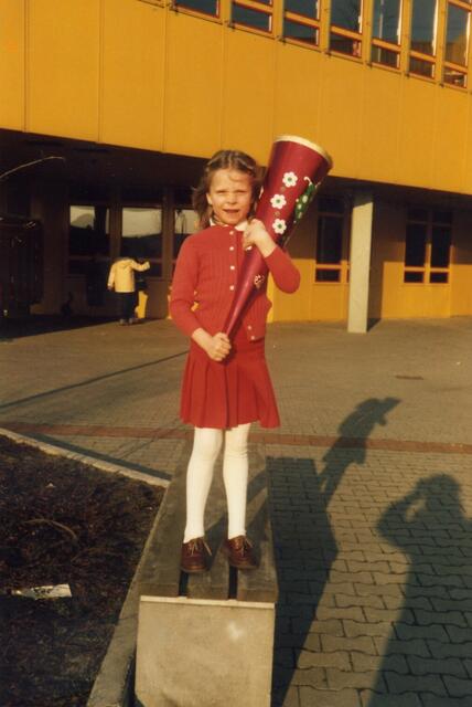Bettina aus Hannover (heute: "Bankmädchen") vor der IGS Roderbruch, 1978.