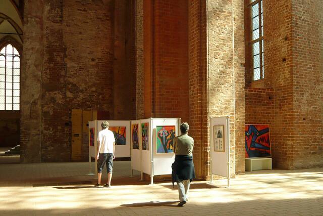 Die Ausstellung "Zeitschatten" dokumentiert die Zerstörung des Gotischen Viertels aus der Sicht eines Künstlers, der jedoch in seinen Werken fest vom Wiederaufbau des gesamten Stadtviertels überzeugt ist.