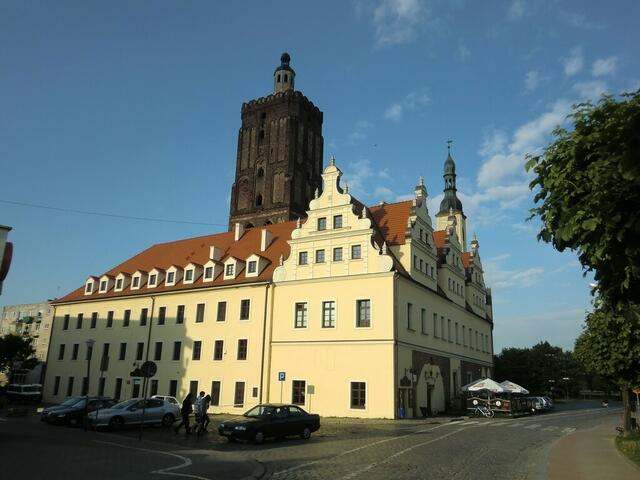 Das Rathaus von Gubin (Polen), wo man im noblen Kellerrestaurant vornehm speisen kann.