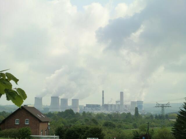 Polnisches Kraftwerk in der Nähe des Braunkohletagebaus.