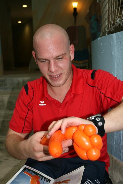 Animateur Remco versucht sich am Luftballon