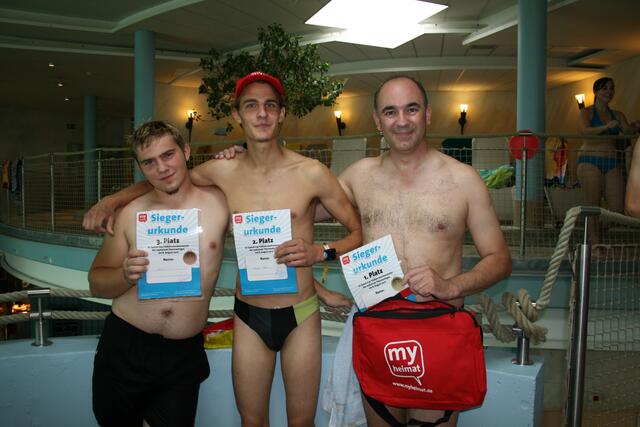 Unsere Gewinner des Rutschwettbewerbs. Den 1. Platz belegte Dieter Gutmann (rechts), der 18 Runden in drei Durchgängen in der Trichterrutsche schaffte
