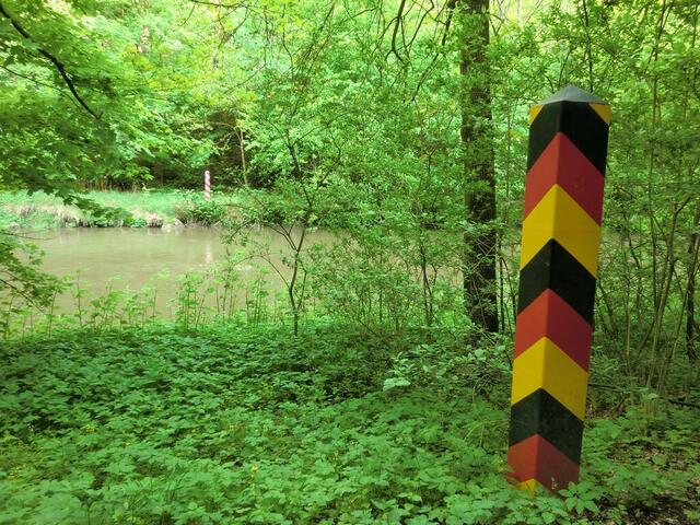 Vorn der deutsche, am anderen Ufer der polnische Grenzpfahl.