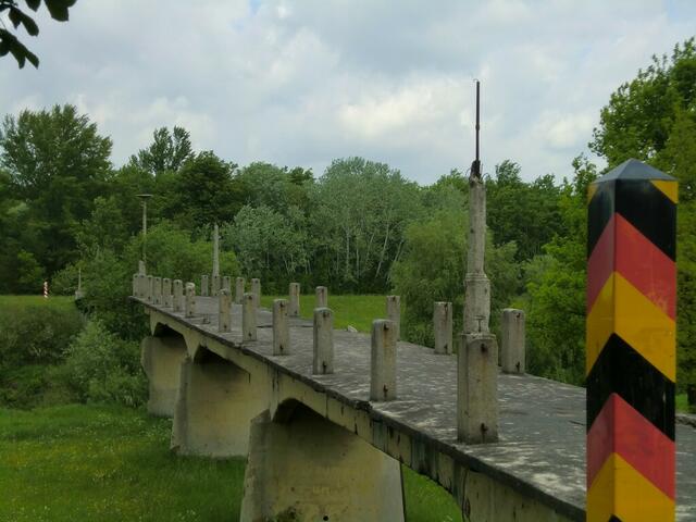 An der Neiße enden noch viele Brücken im Nichts - ab man kann problemlos hinübergehen.