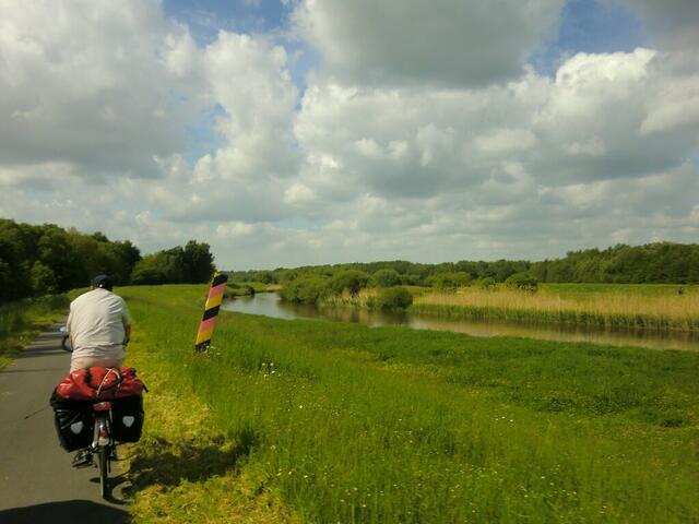 Weites Land, hoher Himmel: auf dem Neißedeich.