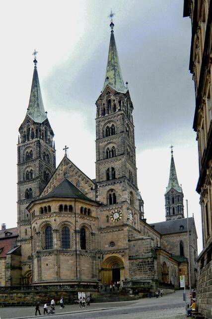 Weithin sichtbar sind die schlanken Türme des Bamberger Domes, und vom Domplatz bietet sich ein weiter Blick über die Stadt.