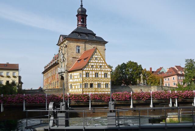 Auf der Regnitzinsel steht das Alte Rathaus, das seine besondere Lage der Bedeutung verdankt, die es für die seinerzeit durch die Regnitz getrennte Bürger- und Bischofsstadt hatte.